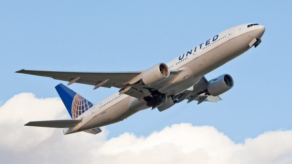 Boeing 777 despegando sobre las nubes