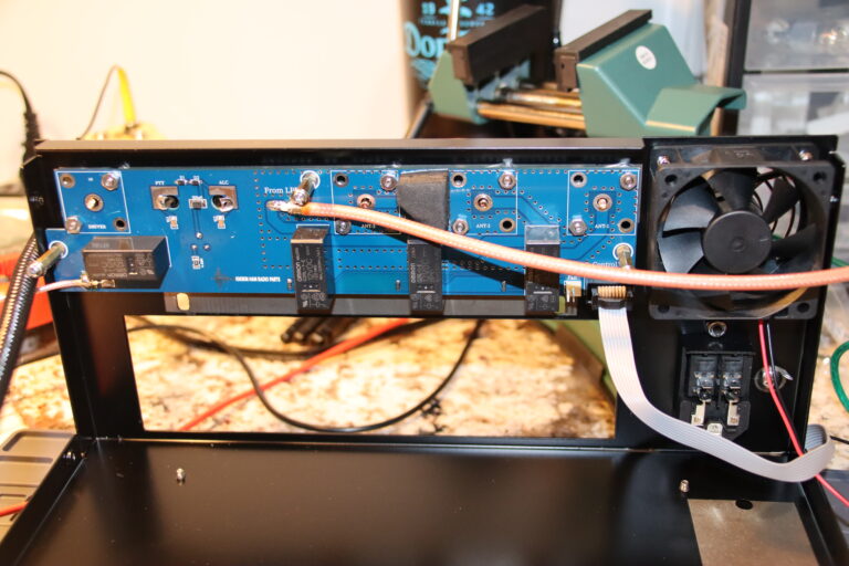 Montura del Antenna Switch detrás de los PL
