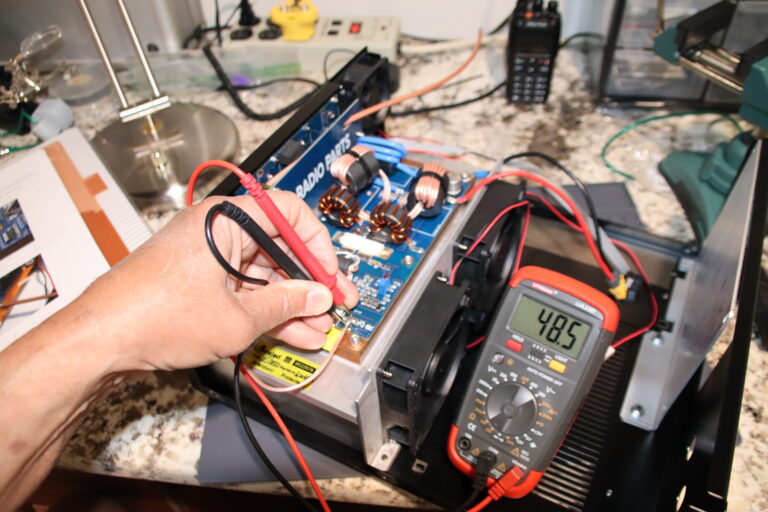 Lectura entre el input pad y el GRD 48 a 50 Ohms